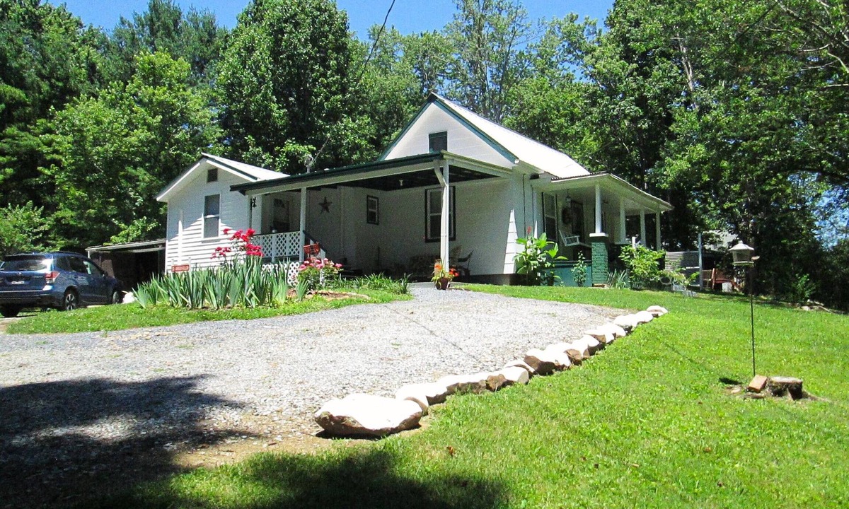 Elizabethton House | Country Farmhouse, Visit Family, Bristol Casino, Hiking/Biking, Relocating here