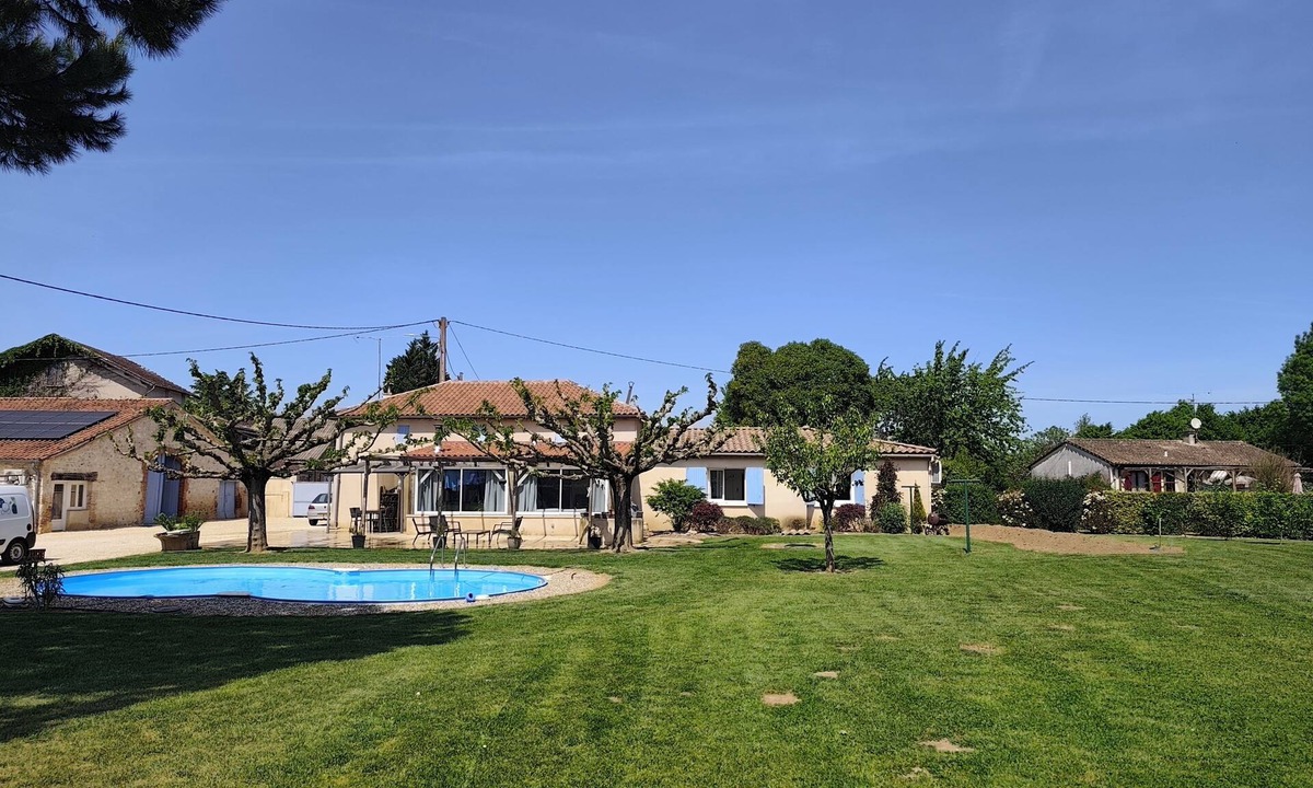 Saint-Sylvestre-sur-Lot House | Country house