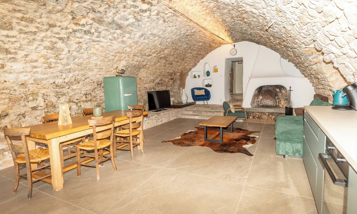 Creissels House | Country gîte in the heart of the Larzac region, with breathtaking views of the Millau Viaduct.