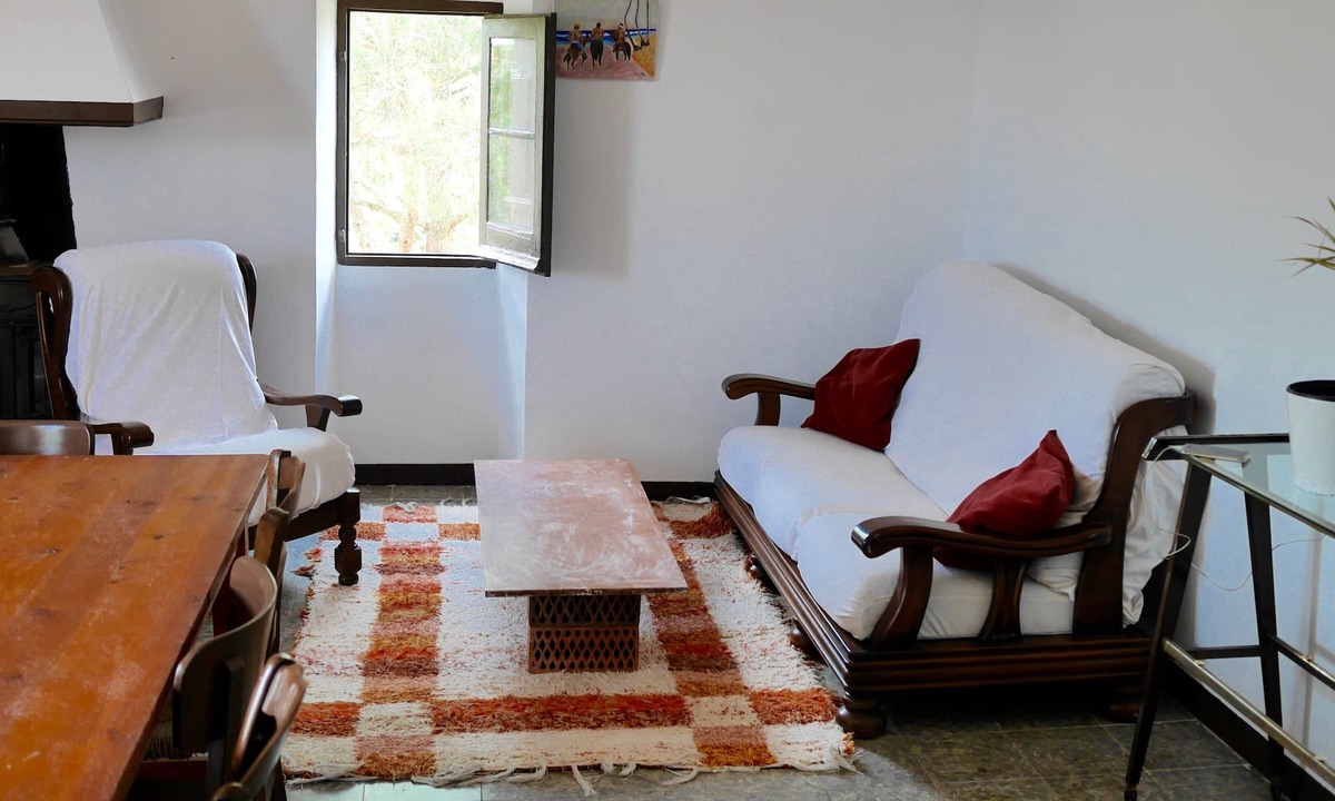 Sant Climent Sescebes House | Country house between sea and mountains