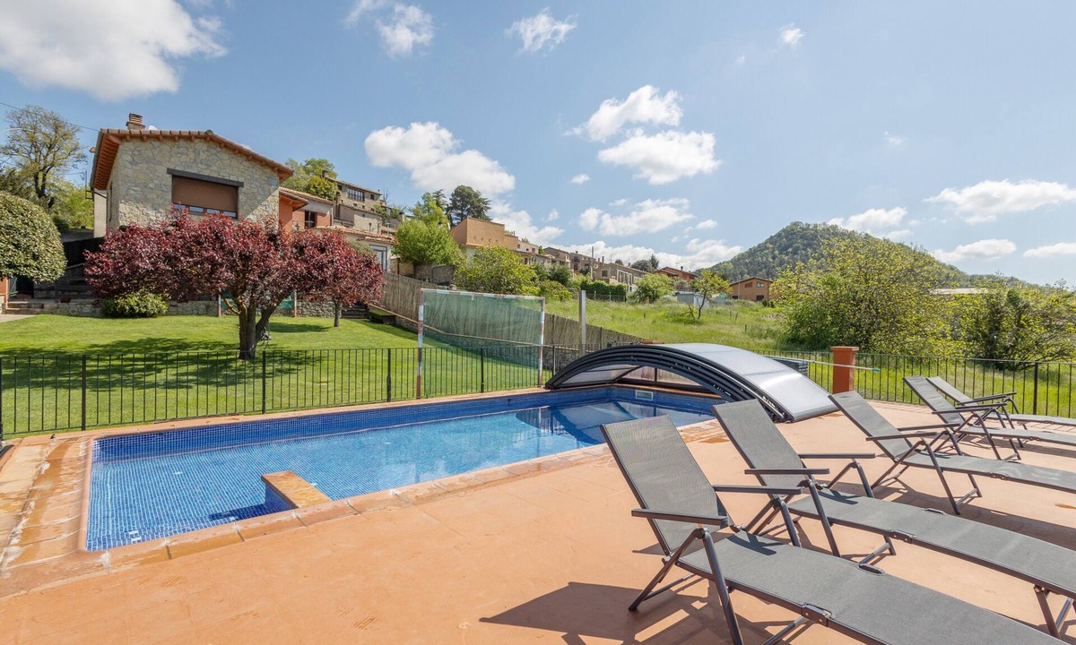 Santa Maria de Besora House | Country House 'Cisquet' with Mountain View, Shared Pool and Wi-Fi