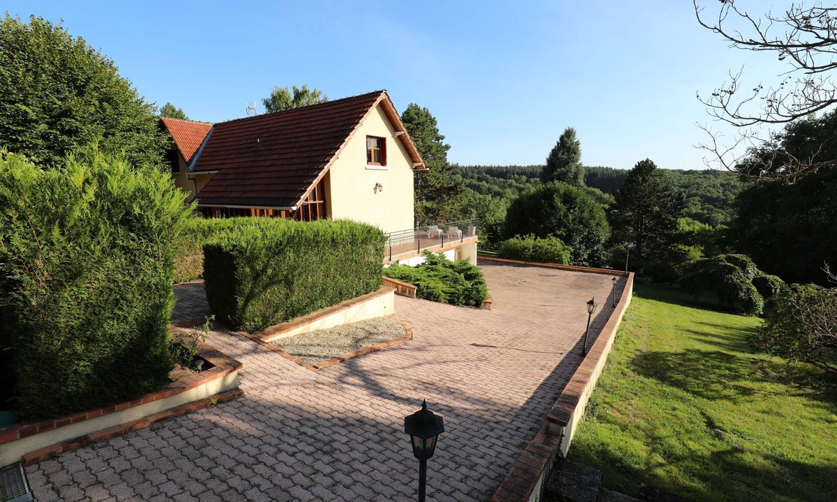 Saint-Aubin-sur-Yonne House | Country house