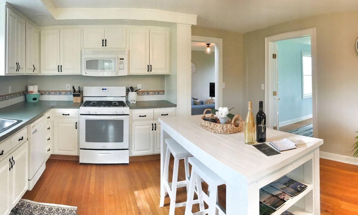 Skaneateles House | Country Home on the village edge with Hot Tub