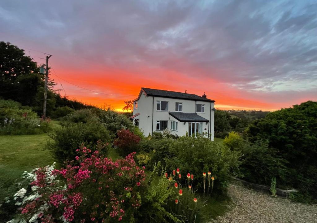 Llanwyddelan House | Country Home with Gardens