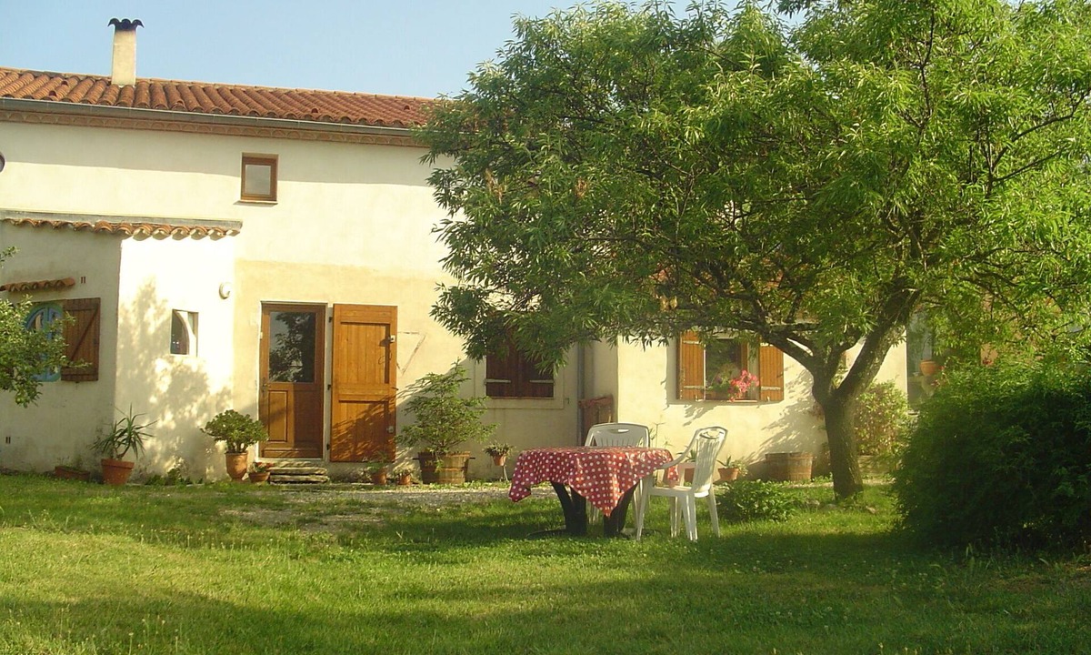 Brissac House | Country house between vineyards, scrubland and river.