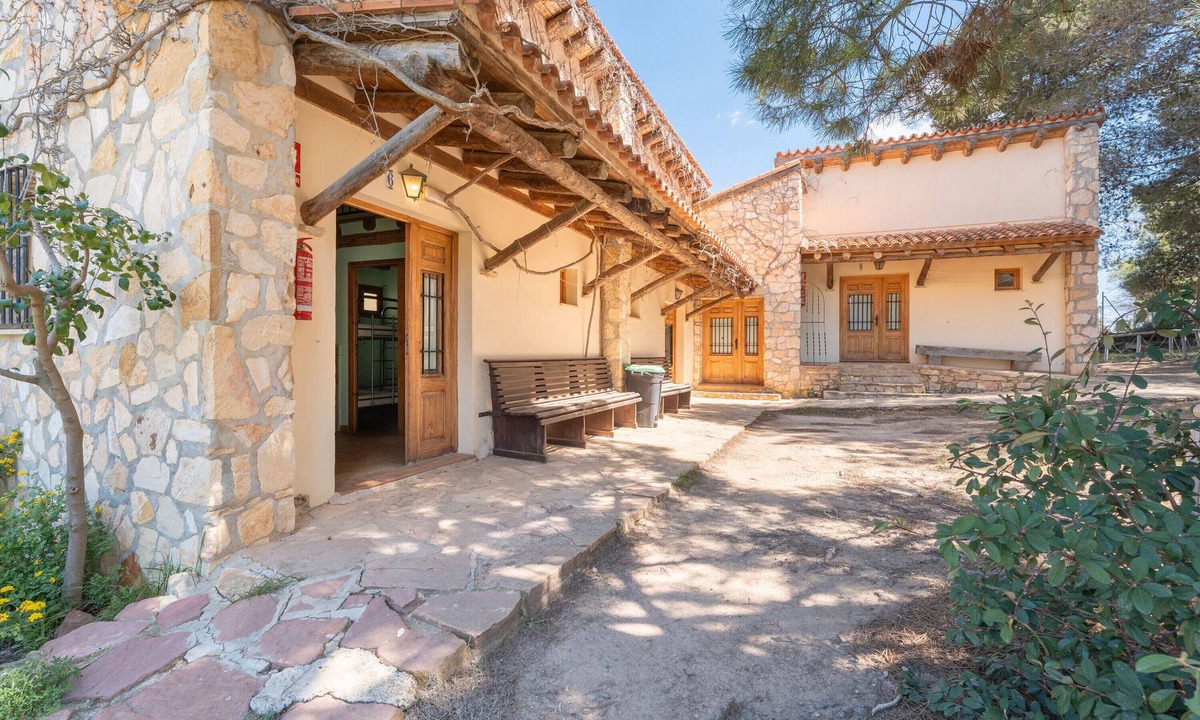Sinarcas Cabin | Country House 'Cabañas Rusticas 5' with Mountain View, Shared Pool and Wi-Fi