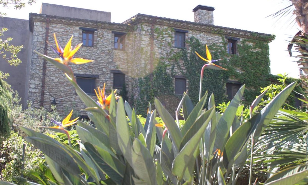 Santa Oliva Villa | Country House 'Cal Forner' with Private Pool, Wi-Fi and Air Conditioning