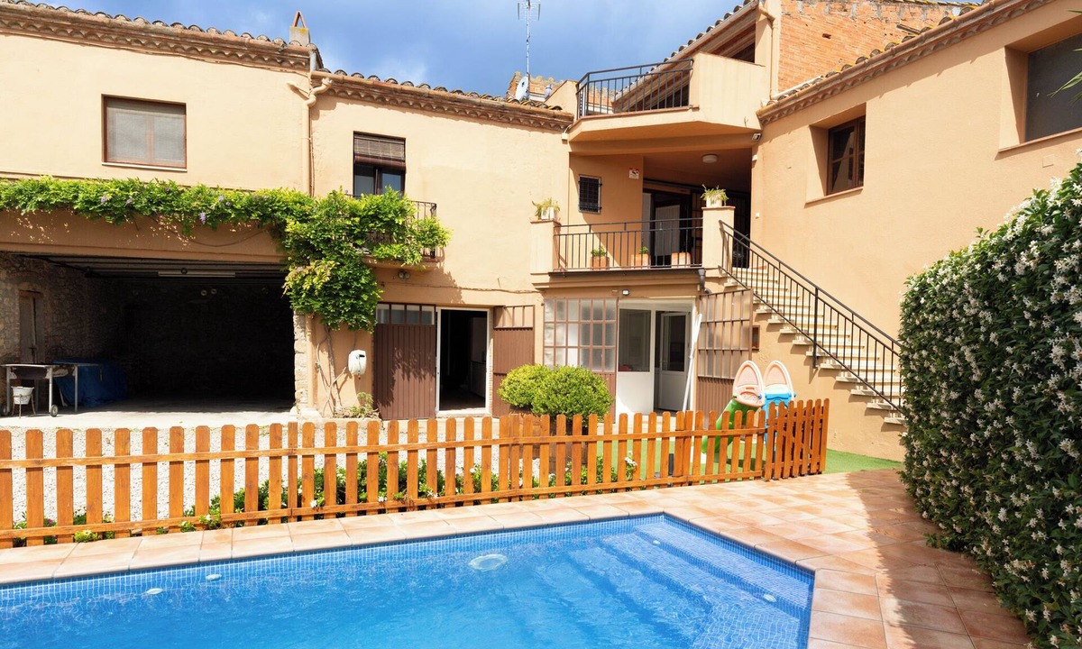 Gualta House | Country House 'Can Blay' with Private Pool, Wi-Fi and Air Conditioning