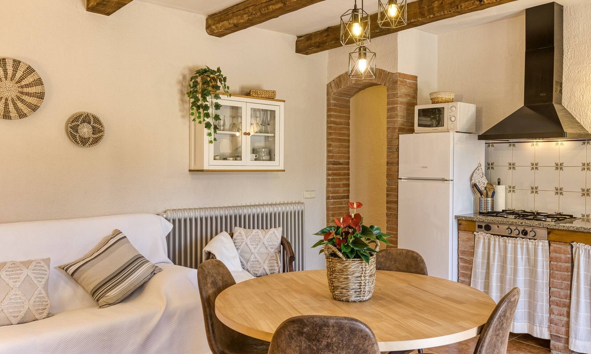 Fonalleras House | Country House 'Can Planas 1' with Shared Pool, Wi-Fi and Air Conditioning