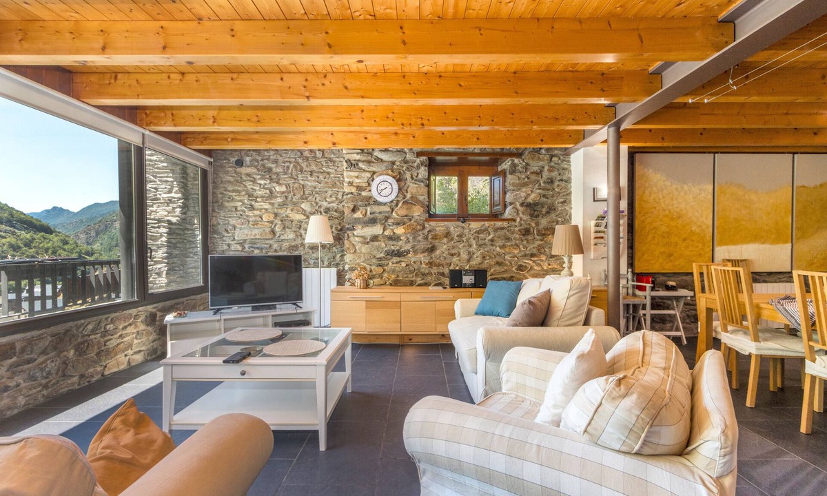 Tavascan House | Country House 'Casa Guillem 3' with Lake View, Wi-Fi and Air Conditioning