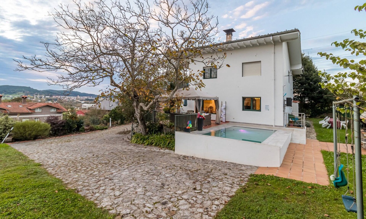 Colindres House | Country House 'Casa La Quinta' with Mountain Views, Heated Pool and Wi-Fi