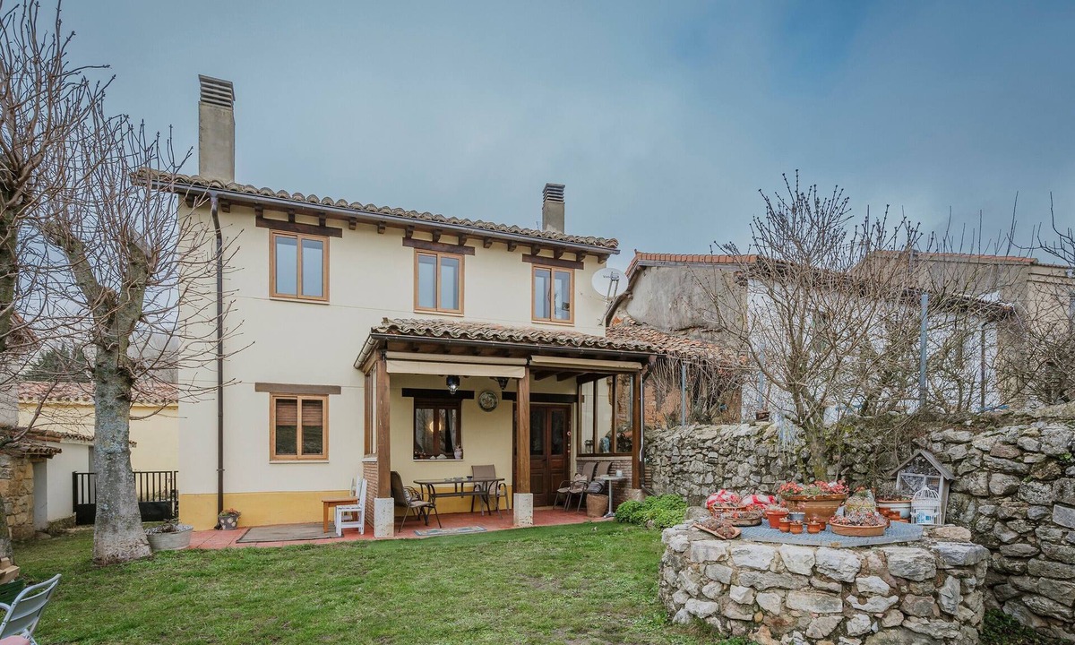 Amaya House | Country House 'El Hidalgo' with Mountain Views, Private Garden and Wi-Fi