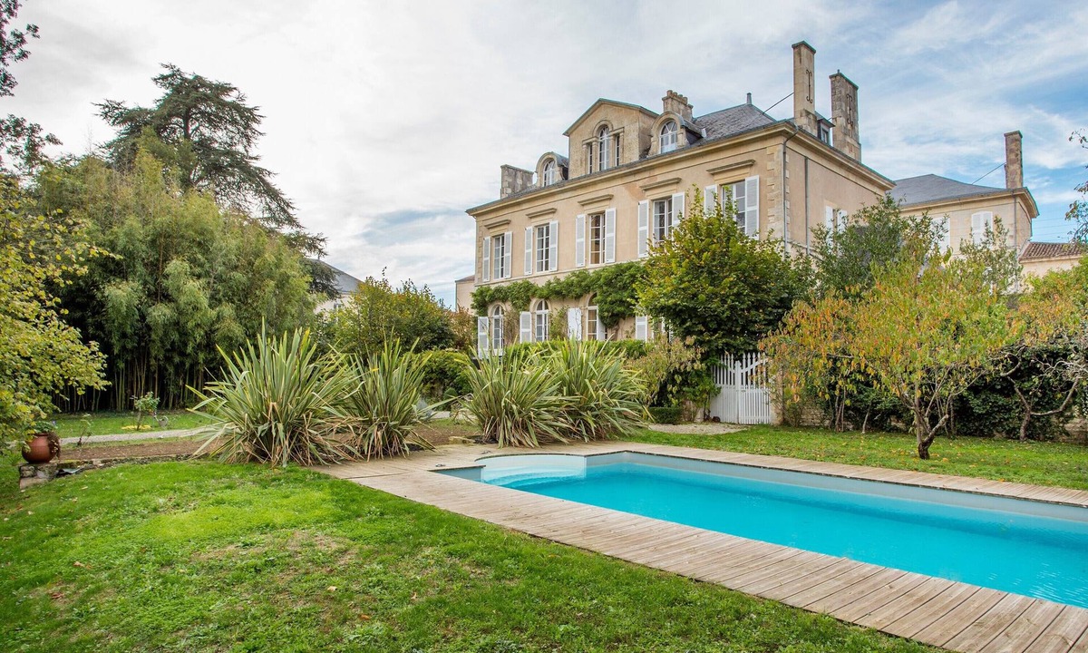 Fontenay-le-Comte Villa | Country House 'La Maison De Maître' with Private Pool, Private Terrace and Wi-Fi