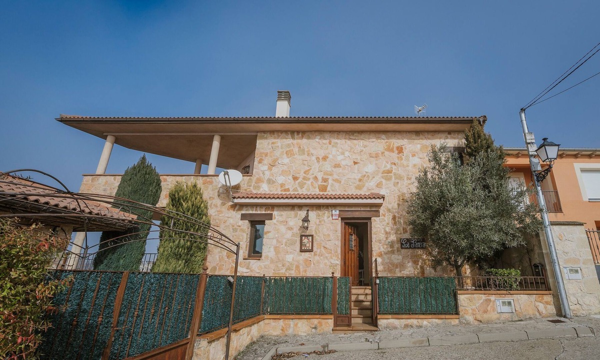 Castrojimeno House | Country House 'La Panera' with Mountain View, Private Terrace and Wi-Fi