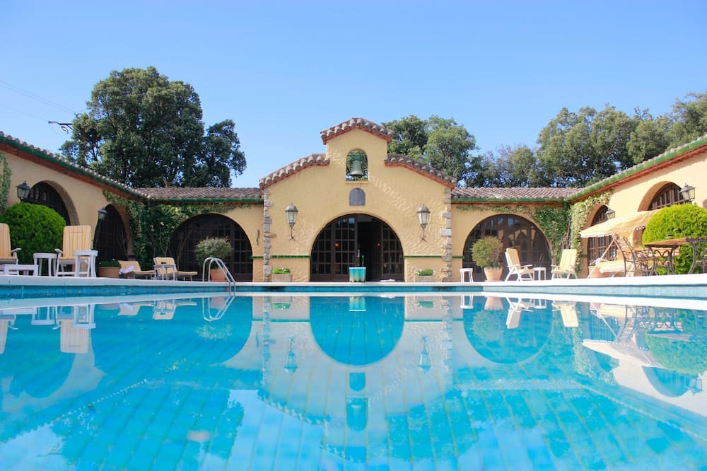 Darnius Apartment | Country House "Masia Mimosa" with Shared Pool, 5 Shared Terraces & Wi-Fi
