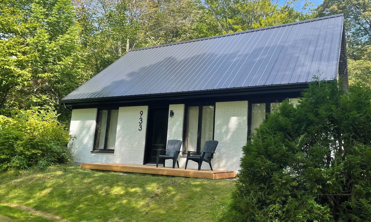 Saint-Pierre-de-l'lle-d'Orleans Cottage | Country house on Île d'Orléans - La Maison Blanche - Sleeps 8 - Renovated.
