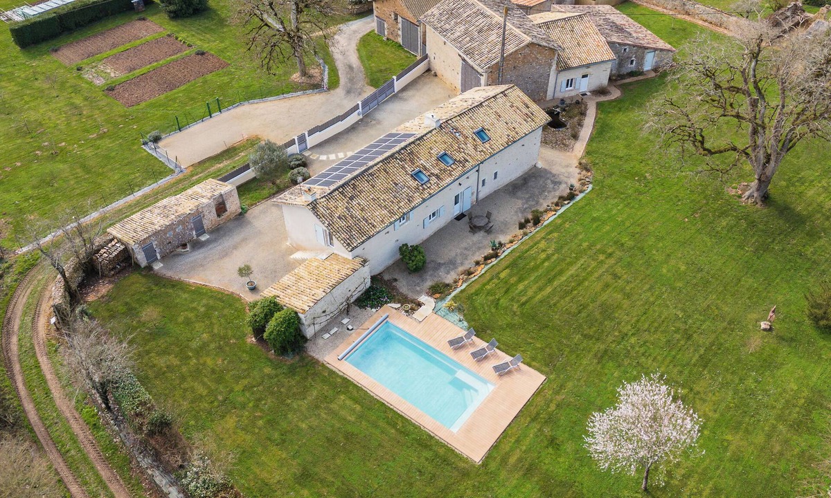 Saint-Sauvant House | Country house, pool and Poitevin charm