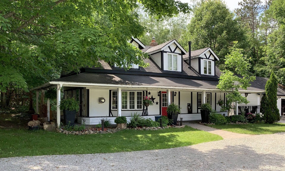 Oro-Medonte House | Country House, sleeps 8. Kitchen, BBQ, campfire. Self contained, Event Friendly!