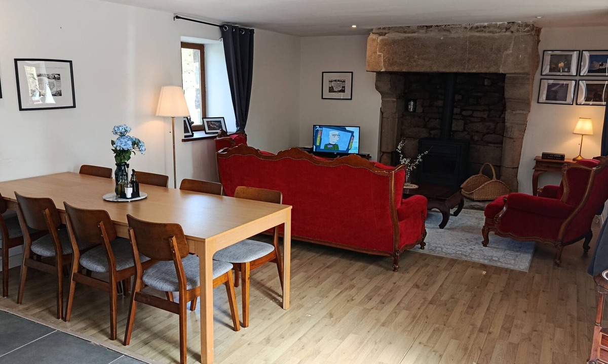 Megrit House | Country house with fireplace, right next to trails. Pets welcome!