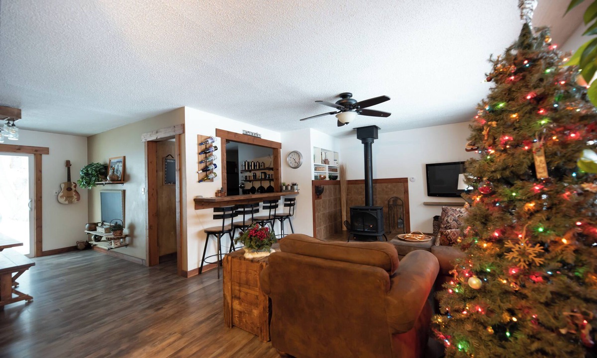 Decorah House | Country in the City | Massage Chair and Fireplace | Close to Downtown
