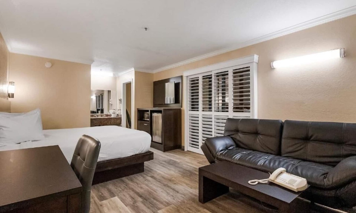 Jamestown Hotel | Country Inn Sonora