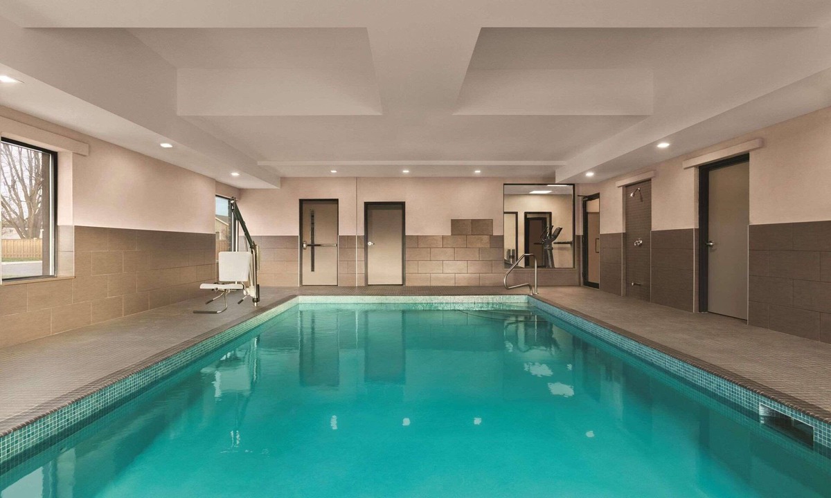 Cannifton Hotel | Country Inn & Suites by Radisson, Belleville, ON