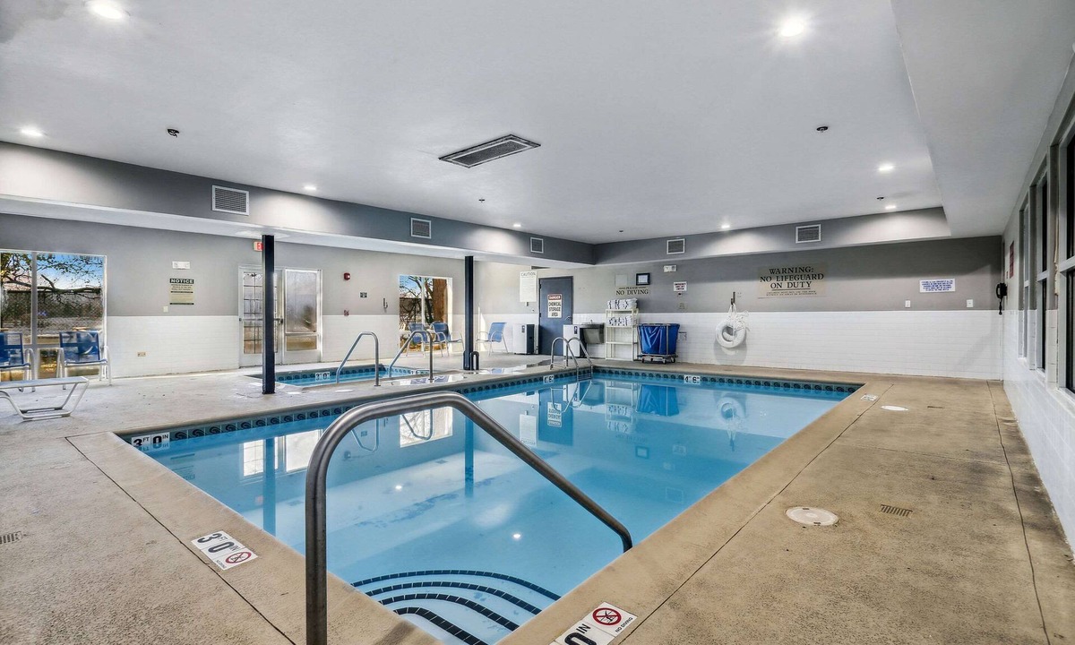 Bensenville Hotel | Country Inn & Suites by Radisson, Chicago O'Hare South, IL