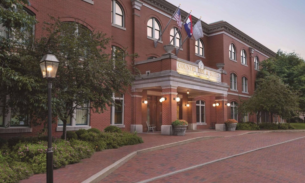 St. Charles Hotel | Country Inn & Suites by Radisson, St. Charles Historic District