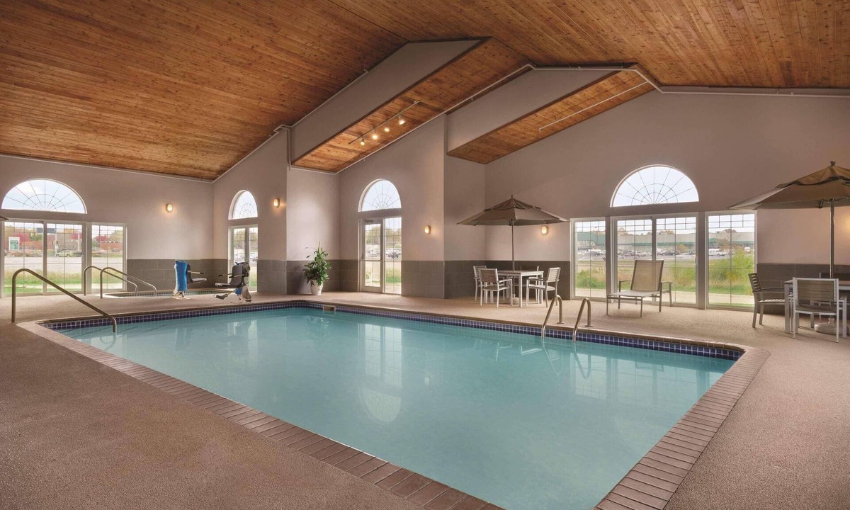 Waterloo Hotel | Country Inn & Suites by Radisson, Waterloo, IA