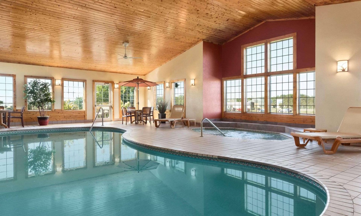 Brainerd Hotel | Country Inn & Suites by Radisson, Baxter, MN