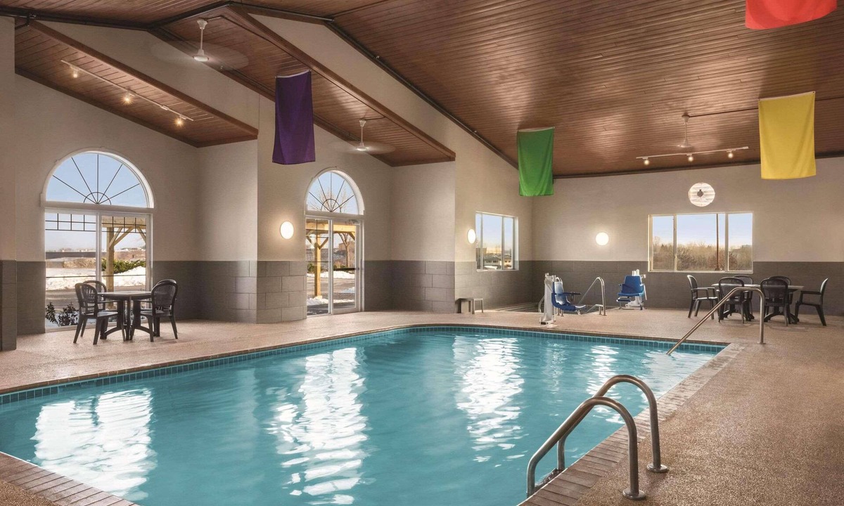 Dubuque Hotel | Country Inn & Suites by Radisson, Dubuque, IA
