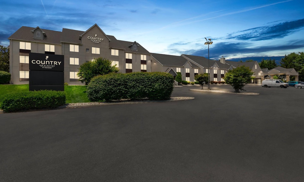Hollins Hotel | Country Inn & Suites by Radisson, Roanoke, VA