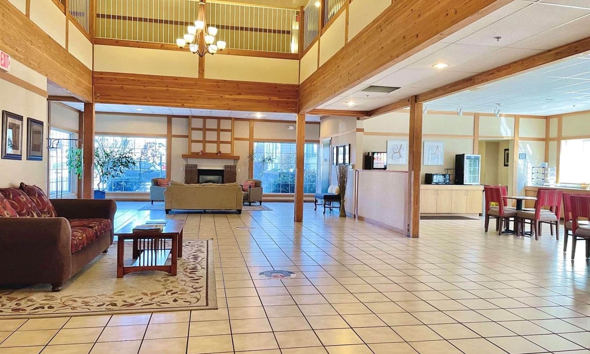 Larkspur Hotel | Country Inn & Suites by Radisson, Bend, OR