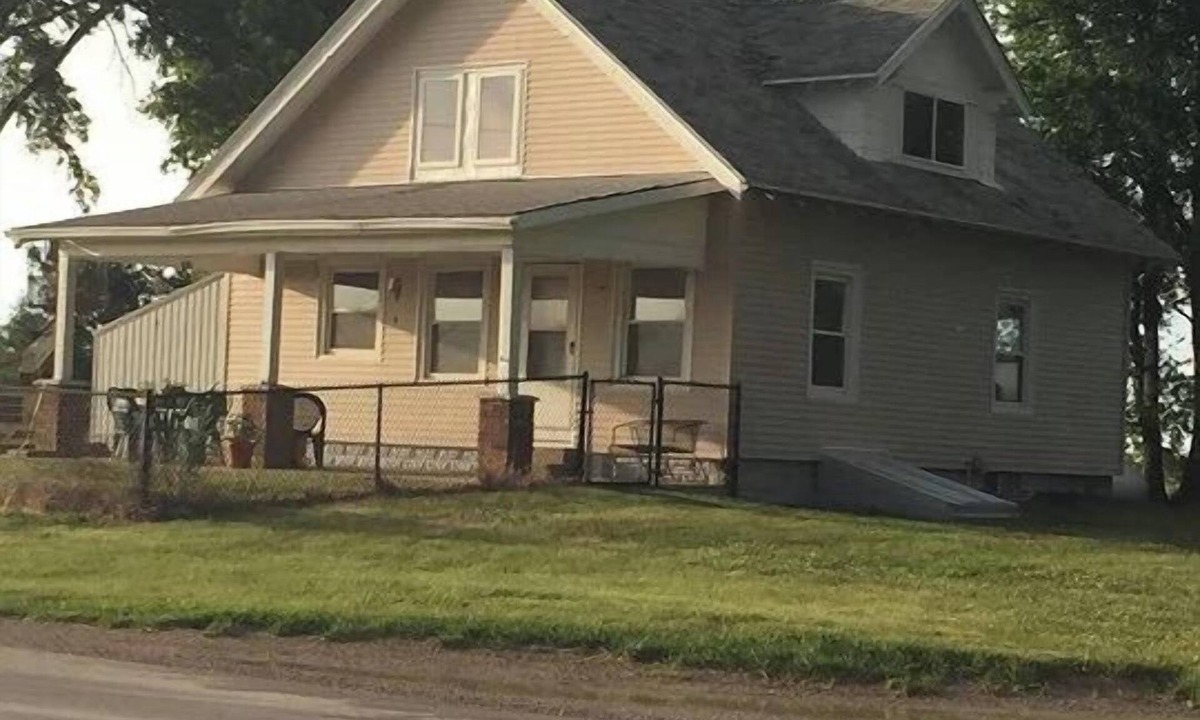 Iowa City Other | Country living but less than 15 mins to downtown Iowa City. Most pets welcomed.