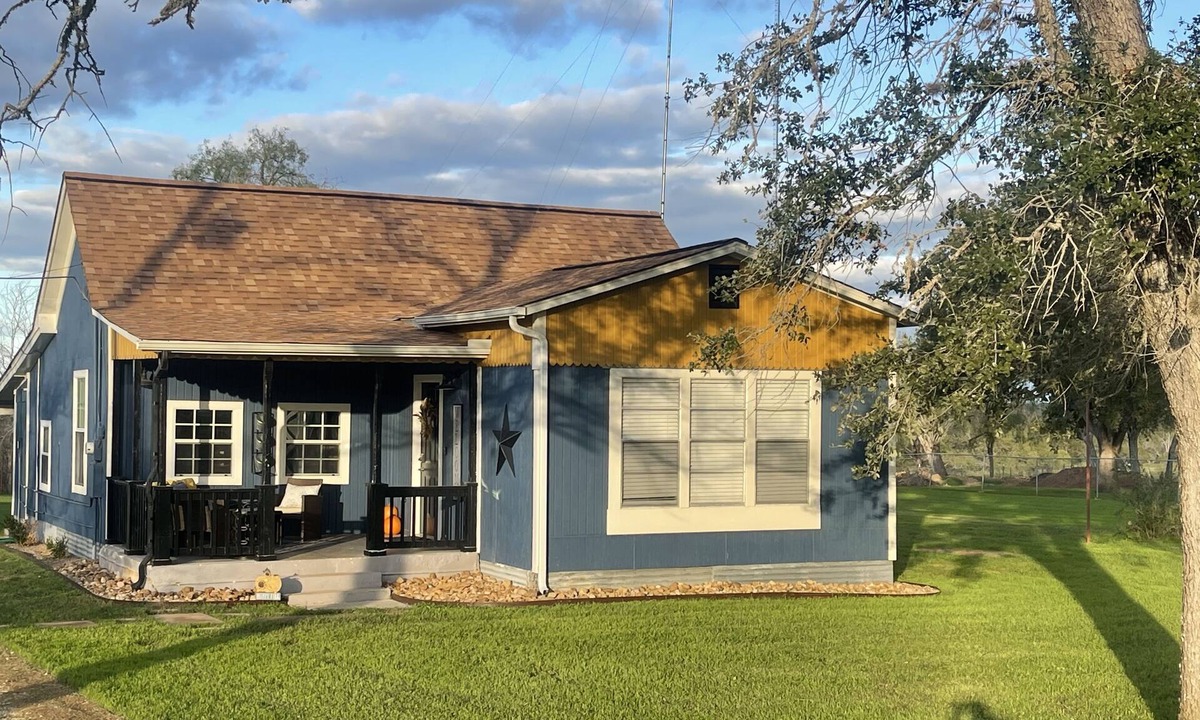 San Antonio Other | Country Living with City Amenities. Dog friendly