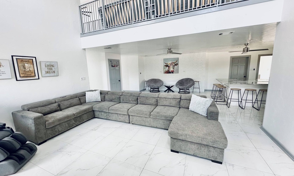 Merkel House | Country Oasis 20 Acres Pool + Gym Sleeps 13 Near Abilene