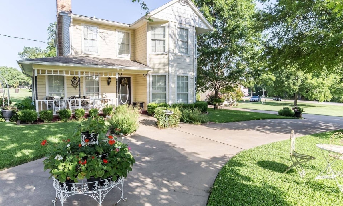 Ovilla House | Country Setting just close enough to the city! Large groups welcome!
