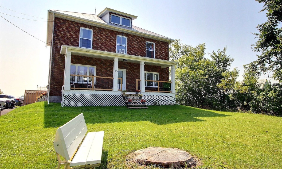Saint-Hubert House | Country style house - 2500 sf. - 4 floors