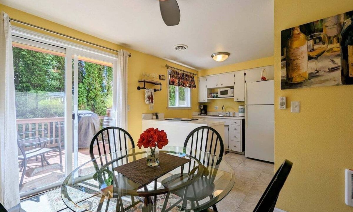 Carlton House | Country View Cottage #2: Unwined
