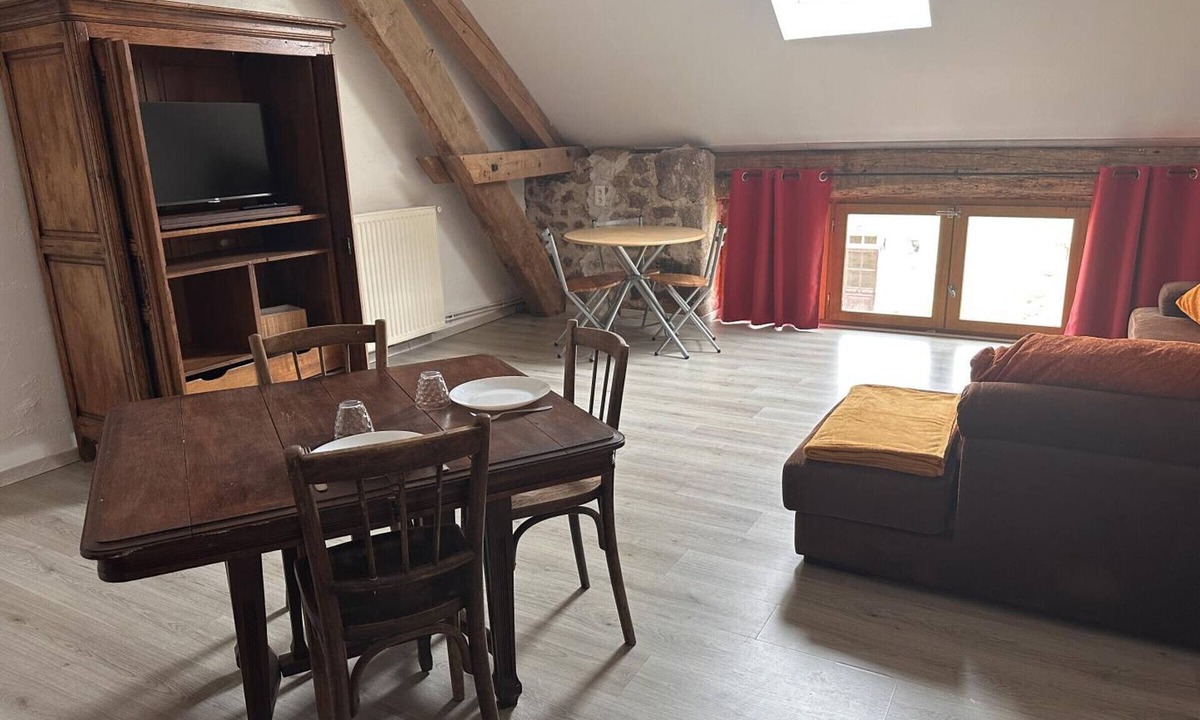 Saint-Bonnet-de-Four Cottage | Countryside Cottage with Wifi and Pets Allowed