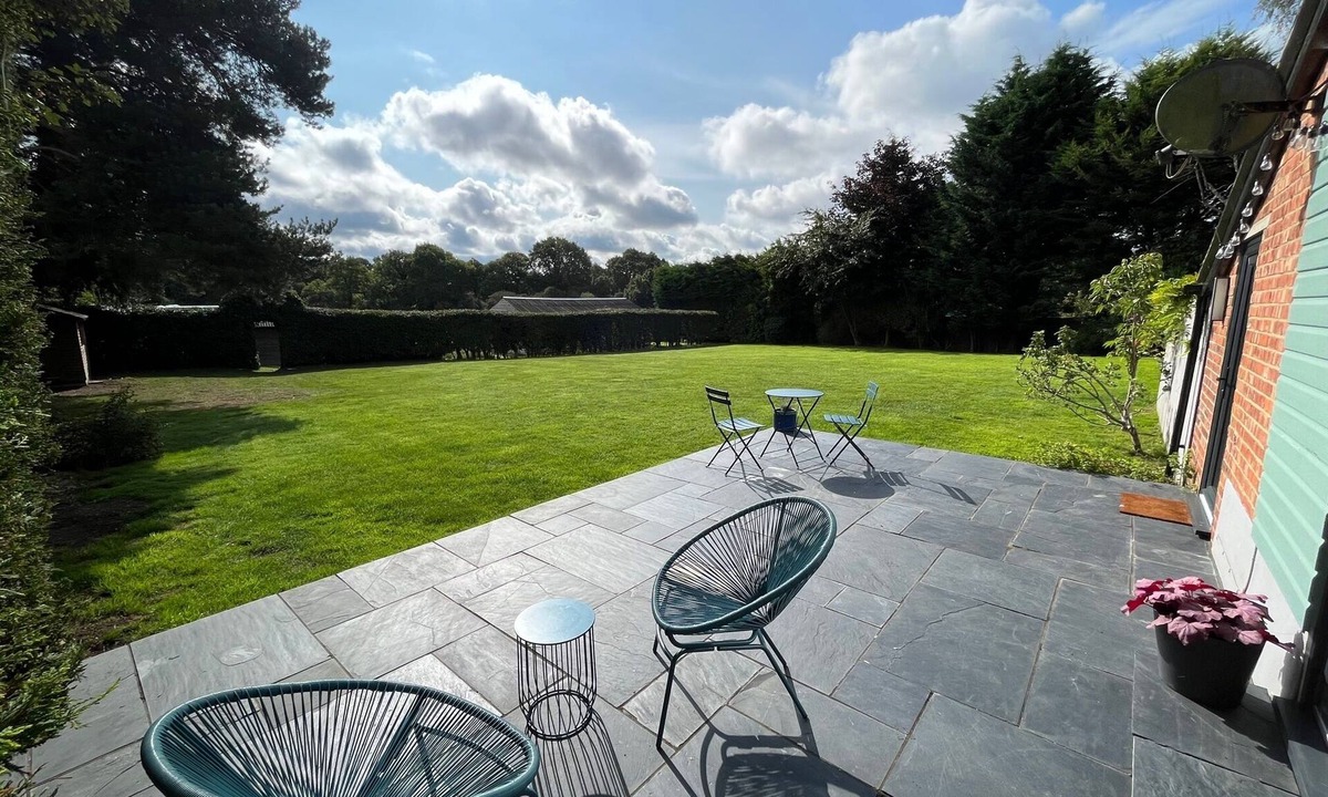 Godstone House | Countryside bungalow with off-road parking