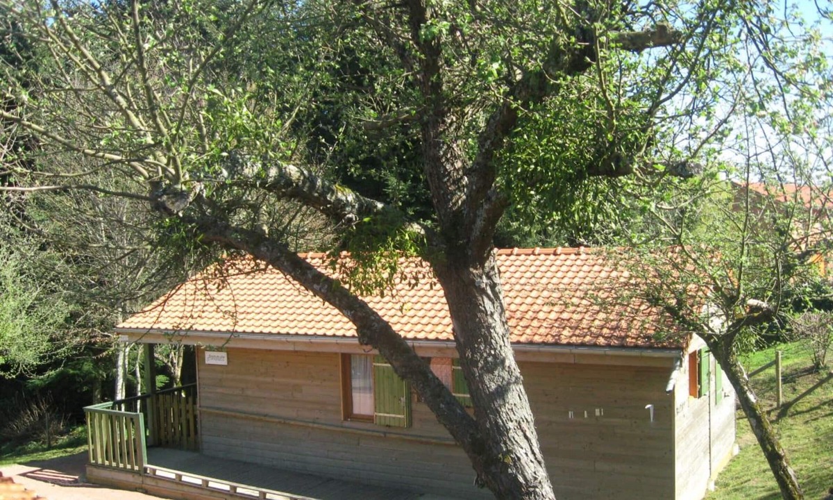 Les Noes Cottage | Countryside chalet with terrace, pets allowed