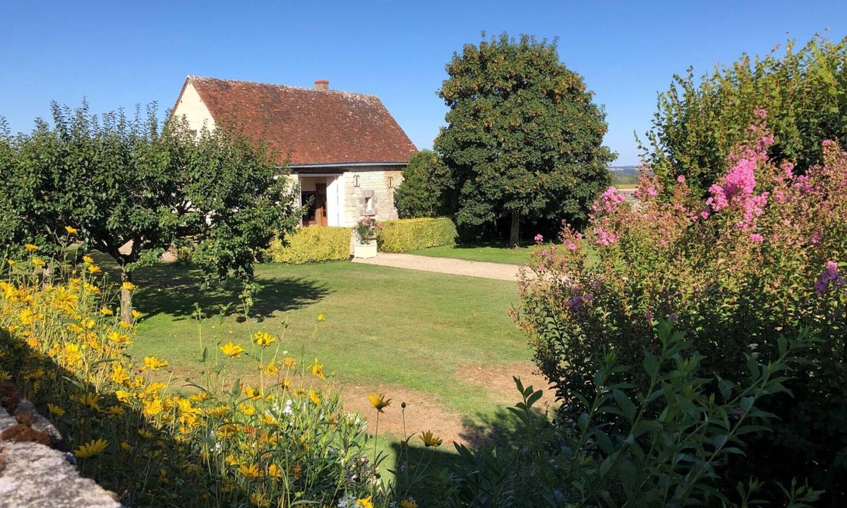 Parcay-sur-Vienne Cottage | Countryside house with fireplace and pets allowed