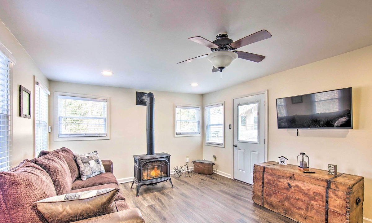 Green Point House | Countryside Home w/ Fire Pit - Steps to Lake!