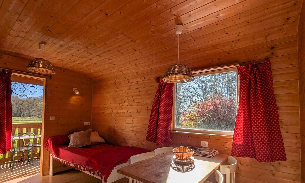 Mouhers Cottage | Countryside Retreat with Shared Pool in Mouhers