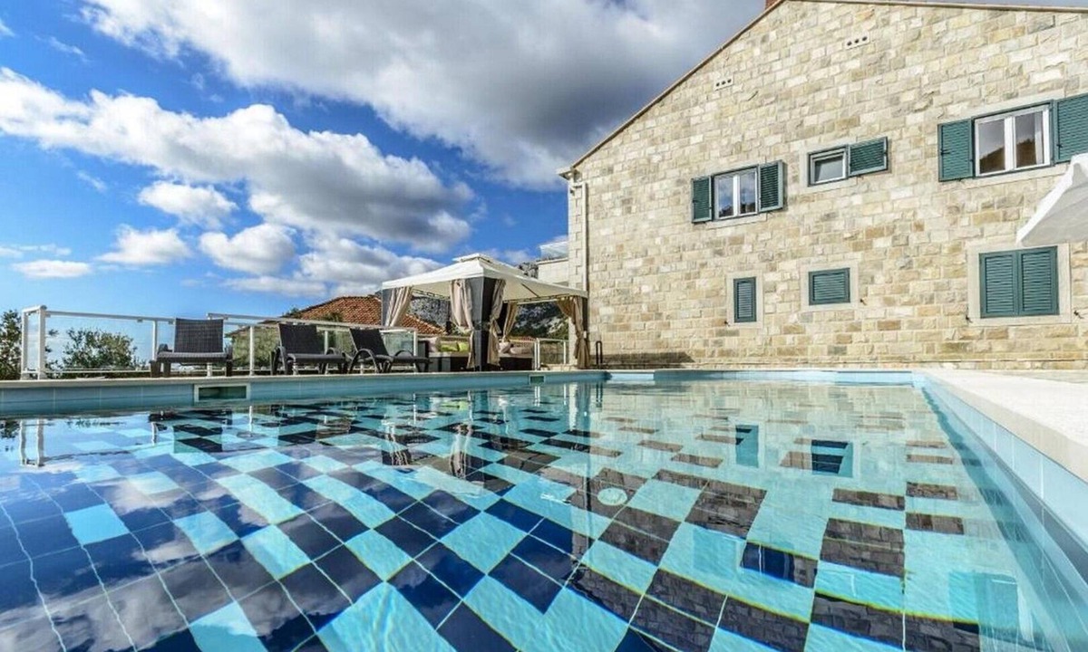 Dubravka Villa | Countyside Retreat Six Bedroom Villa with Pool
