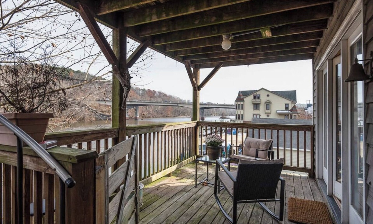Lake Ridge Apartment | Couples Retreat