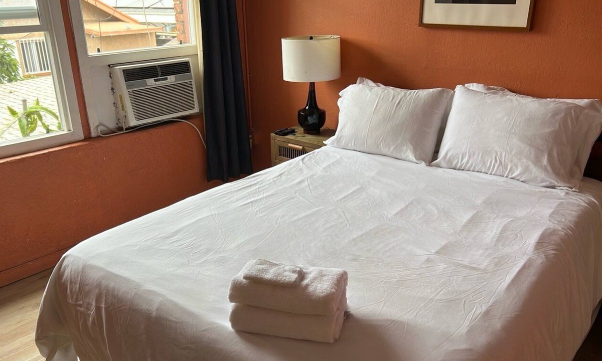 Westlake Apartment | Couple's Studio - with AC and Bathtub