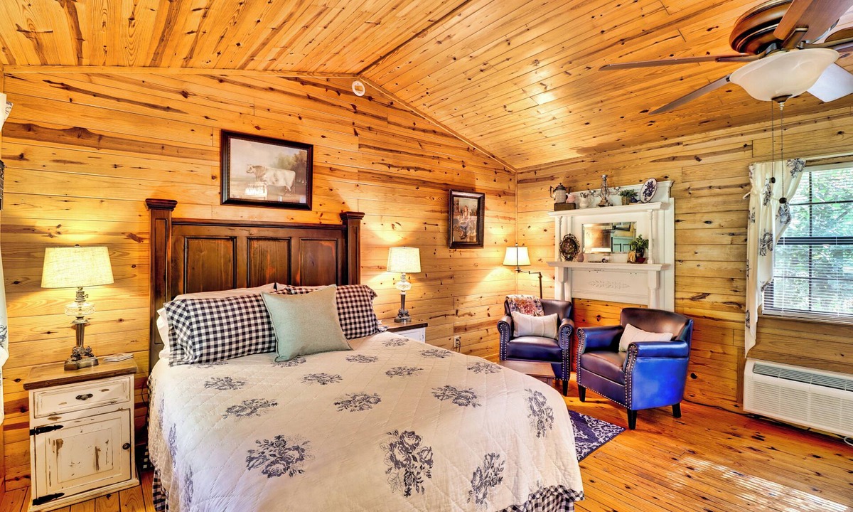 Harriet Cabin | Couple's Summer Getaway close to the Buffalo! Relax, Hike, Fish, and Float!