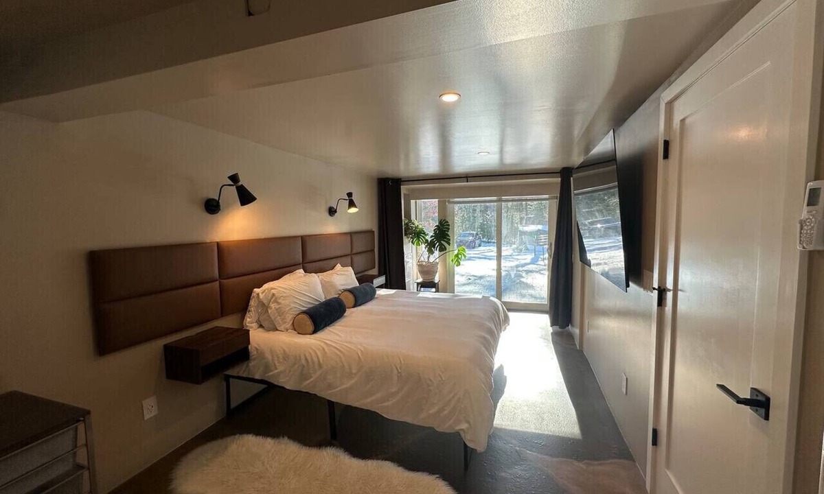 Rowland Cabin | Couple’s Escape | Hot Tub | Riverfront
